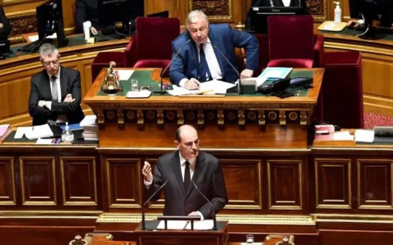 Thủ tướng Jean Castex phát biểu tại Thượng viện, sáng 16-7. (Ảnh: Le Monde)