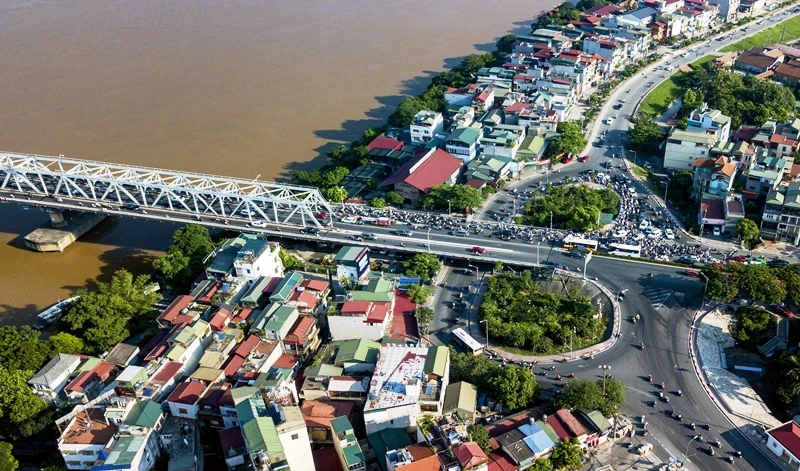Cầu Chương Dương hướng quận Long Biên vào mỗi buổi sáng, lượng xe ùn ùn nối đuôi nhau vào trung tâm thủ đô.