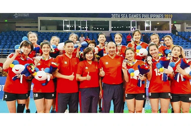 Bóng chuyền nữ Việt Nam giành HCB SEA Games 30 sau thất bại 0-3 trước Thái-lan.