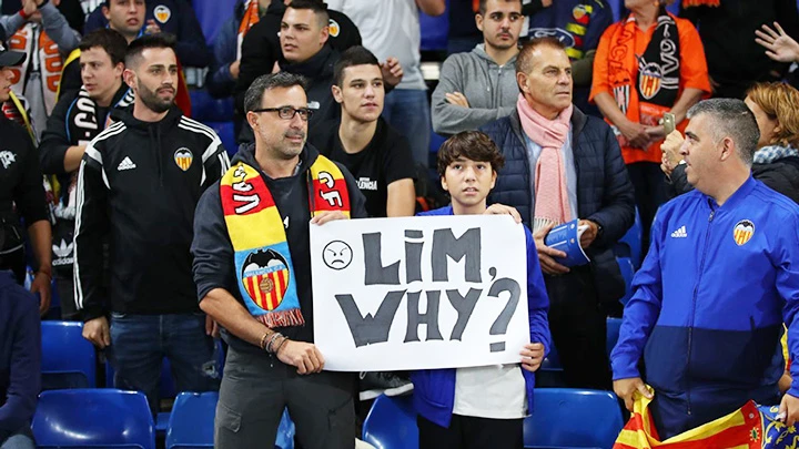 Cổ động viên CLB Valencia phản đối Chủ tịch Peter Lim trong một trận đấu.