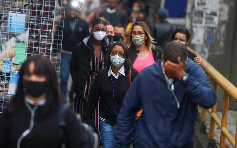 Hành khách đi bộ tới một ga tàu điện tại Rio de Janeiro, Brazil, ngày 16-7-2020. (Ảnh: Reuters)