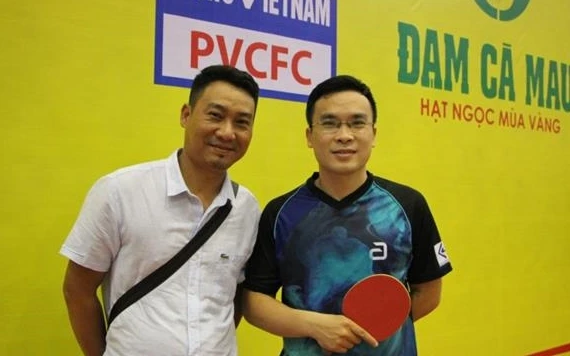 Trần Huy Bảo chụp hình với người hâm mộ tại Giải vô địch bóng bàn toàn quốc Báo Nhân Dân lần thứ 38, năm 2020.
