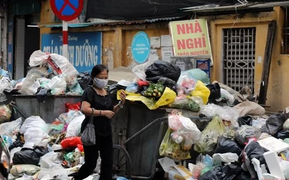 Tại các con phố nội thành Hà Nội, hai bên đường xuất hiện những đống rác cao như núi. Hình ảnh tại phố Ngọc Khánh, quận Ba Đình.