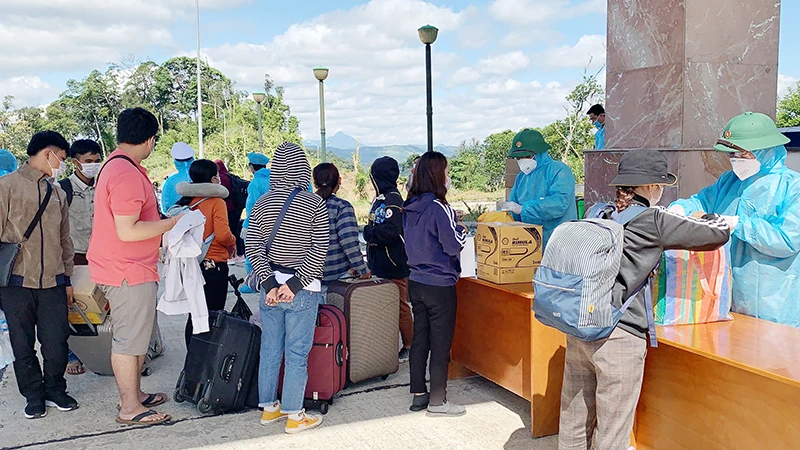 Các sinh viên Lào làm thủ tục nhập cảnh qua cửa khẩu Nam Giang.