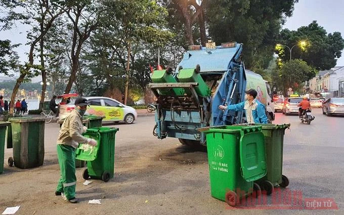 Công nhân Công ty Môi trường đô thị Hà Nội khẩn trương thu dọn rác thải tồn đọng trong nội thành Hà Nội những ngày qua.