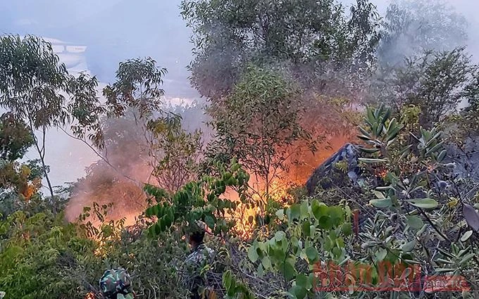 Ngọn lửa bùng phát dữ dội trong nắng nóng và gió mạnh