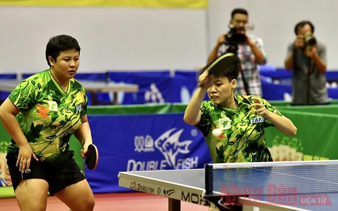 Cặp đôi Mai Hoàng Mỹ Trang- Nguyễn Bạch Thanh Thư giành thắng lợi dễ dàng 3-0 để giành chức vô địch đôi nữ. (ẢNH: DUY LINH)
