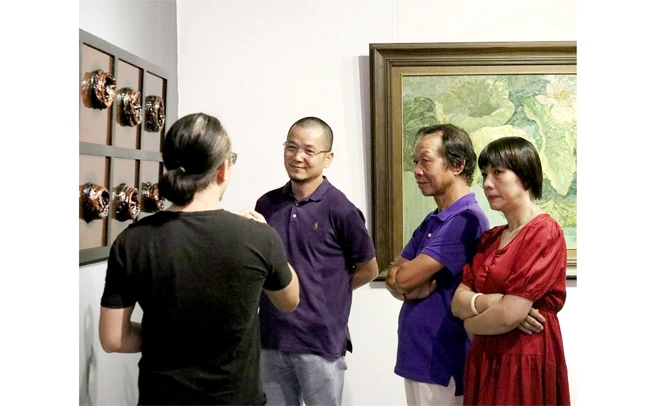 Khách xem triển lãm lần thứ 5 năm 2020 của nhóm Họa sĩ Sơn ta Việt Nam.