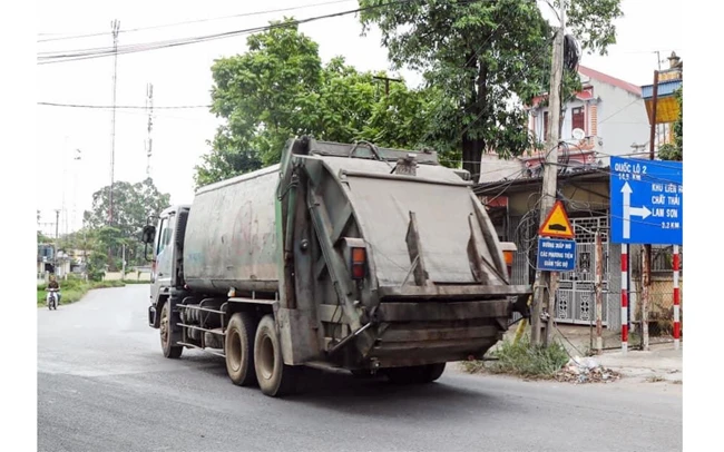 Chiều 17-7, người dân hai xã Hồng Kỳ và Nam Sơn, huyện Sóc Sơn (Hà Nội) đã gỡ bỏ rào chắn để xe rác vào Khu liên hợp xử lý rác Nam Sơn. Ảnh: VINH PHẠM