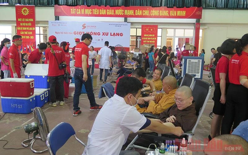 Nhiều người tham gia hiến máu trong ngày hội.