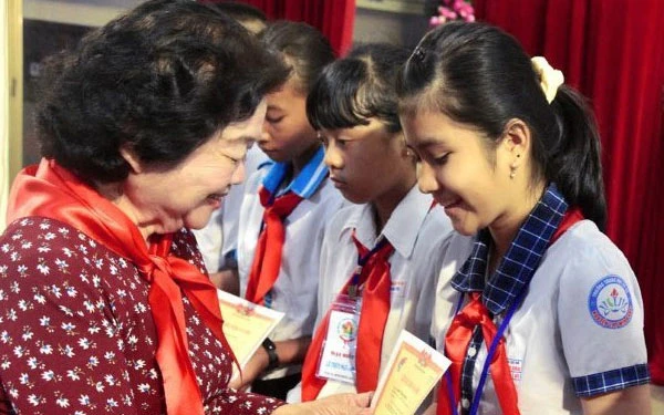 Đồng chí Trương Mỹ Hoa trao học bổng cho học sinh có hoàn cảnh khó khăn.