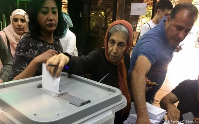 Hơn 7.400 điểm bầu cử trên cả nước đã mở cửa để cử tri đến bỏ phiếu. (Ảnh: Reuters)