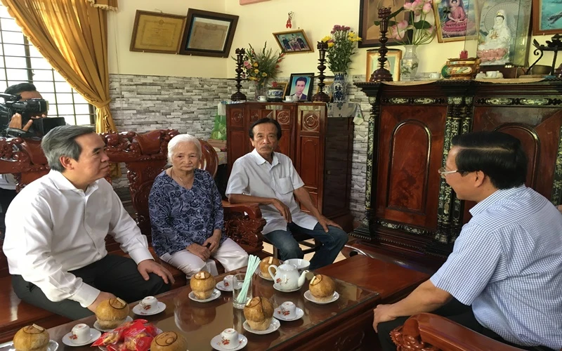 Đồng chí Nguyễn Văn Bình cùng Đoàn công tác thăm gia đình Mẹ Việt Nam Anh hùng Lê Thị Khanh.