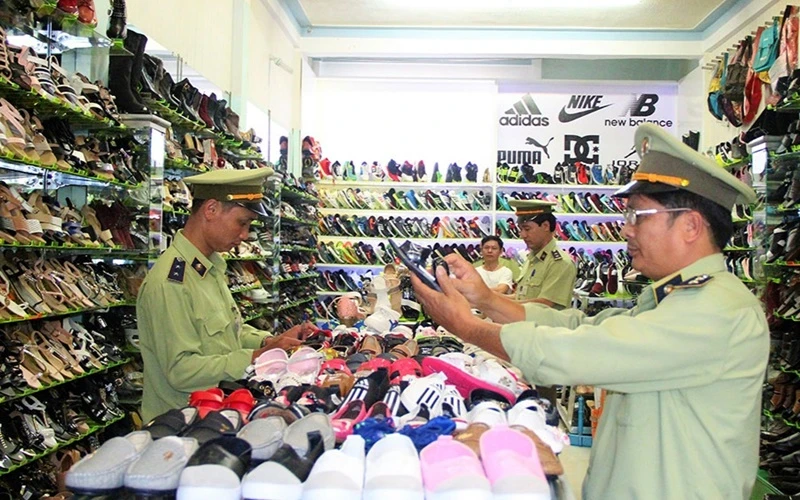 Lực lượng QLTT kiểm tra cơ sở kinh doanh trên địa bàn TP Bảo Lộc, Lâm Đồng. (Ảnh: K.P) 