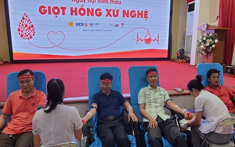 Phó Bí thư Tỉnh ủy Nghệ An Nguyễn Văn Thông (ở giữa, áo thẫm) tham gia hiến máu.