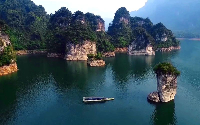 Thắng cảnh Cọc Vài trên hồ thủy điện Tuyên Quang.