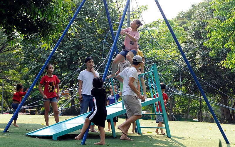 Học sinh chơi trò chơi vận động tại công viên Nghĩa Ðô (Hà Nội).