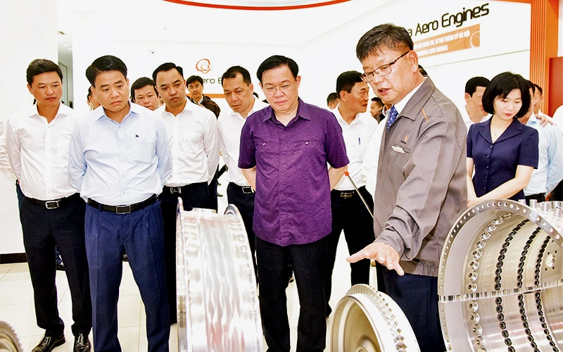 Lãnh đạo TP Hà Nội và lãnh đạo Bộ Khoa học và Công nghệ thăm Nhà máy chế tạo linh kiện máy bay Hanwha Aero Engines tại Khu công nghệ cao Hòa Lạc. Ảnh: Minh Hà 