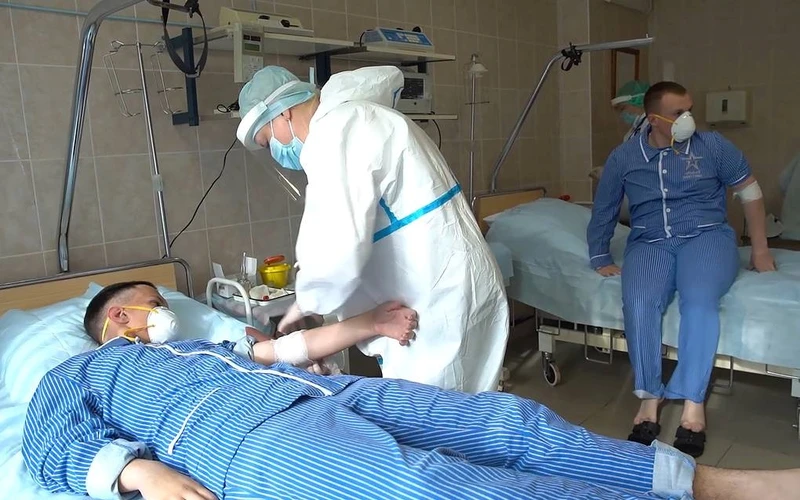 Kiểm tra sức khỏe các tình nguyện viên trước khi xuất viện. (Ảnh: Bộ Quốc phòng Nga). 