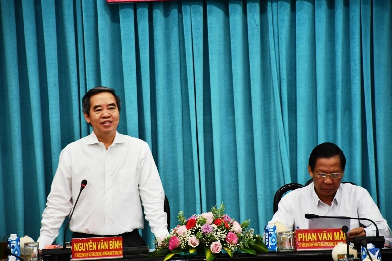 Đồng chí Nguyễn Văn Bình phát biểu tại buổi làm việc.
