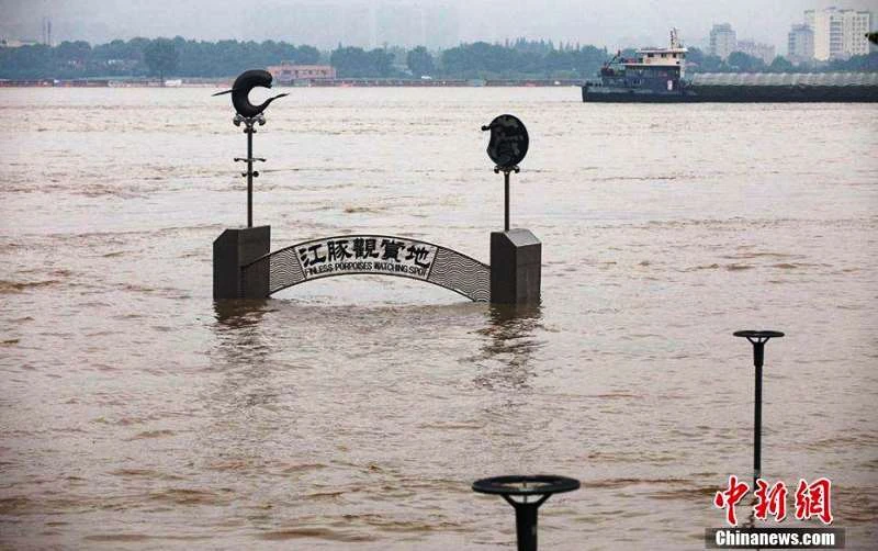 Một điểm vãn cảnh ven sông Trường Giang bị ngập. (Nguồn: chinanews)