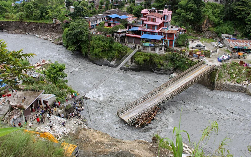 Lũ lụt làm hỏng một cây cầu bắc qua sông Raghu Ganga tại khu vực Myagdi, Nepal. Ảnh: Reuters.