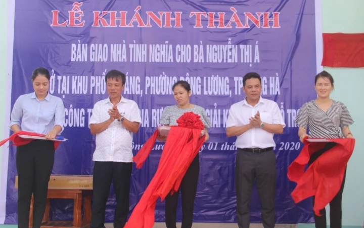 Lễ khánh thành Nhà tình nghĩa cho bà Nguyễn Thị Á (TP Đông Hà, Quảng Trị).