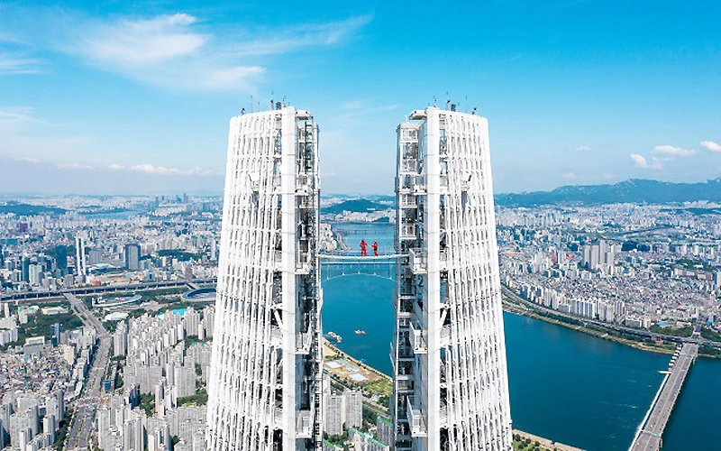 Du khách có thể trải nghiệm cảm giác "đi bộ trên không trung" giữa hai tòa nhà cao nhất Hàn Quốc (Ảnh: YONHAP)