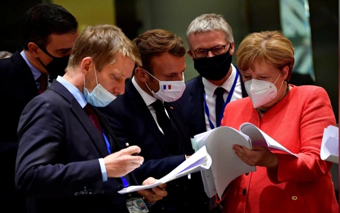 Các nhà lãnh đạo EU xem tài liệu trong hội nghị thượng đỉnh diễn ra tại Bỉ, ngày 20-7. (Ảnh: Reuters)