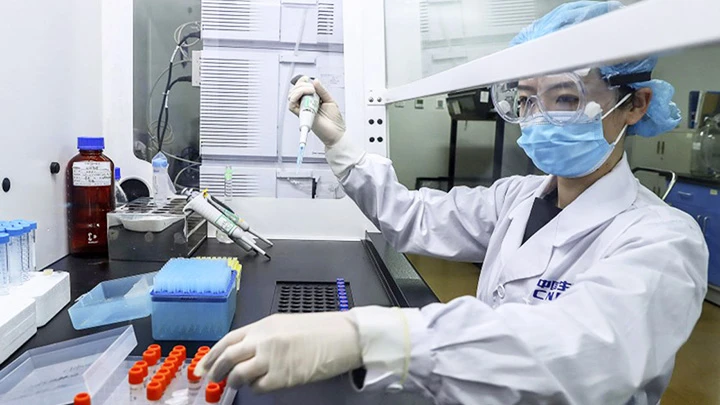 Nhân viên y tế tại Trung Quốc kiểm tra mẫu vaccine tiềm năng. Ảnh: XINHUA