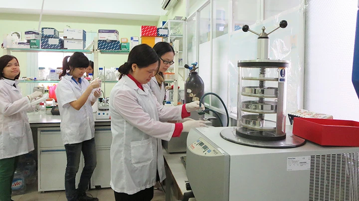 Hoạt động tại phòng thí nghiệm, Viện Hóa học Việt Nam.