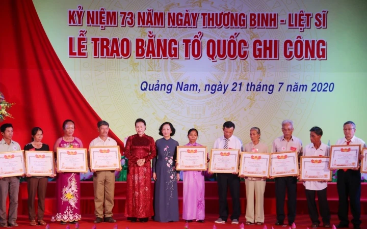 Chủ tịch Quốc hội Nguyễn Thị Kim Ngân và Trưởng Ban Dân vận T.Ư Trương Thị Mai trao Bằng Tổ quốc ghi công cho thân nhân các liệt sĩ.