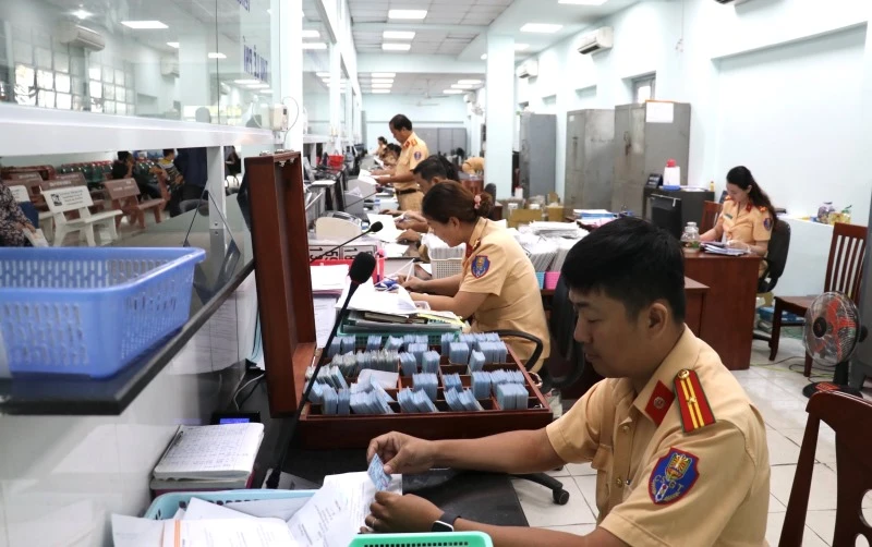 Lực lượng chiến sĩ giải quyết hồ sơ tại Tổ Đăng ký xe số 282  Nơ Trang Long, quận Bình Thạnh.