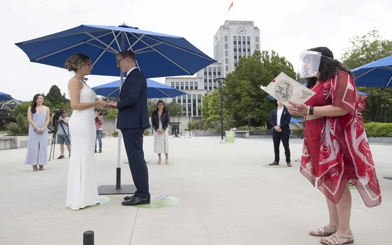 Các vị khách có mặt trong một lễ cưới tại Vancouver, Canada, tuân thủ giãn cách xã hội. (Ảnh: Canadian Press)
