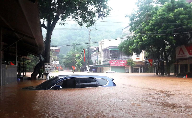 Mưa lớn khiến nhiều tuyến đường ở TP Hà Giang ngập sâu. (Ảnh: KHÁNH TOÀN)
