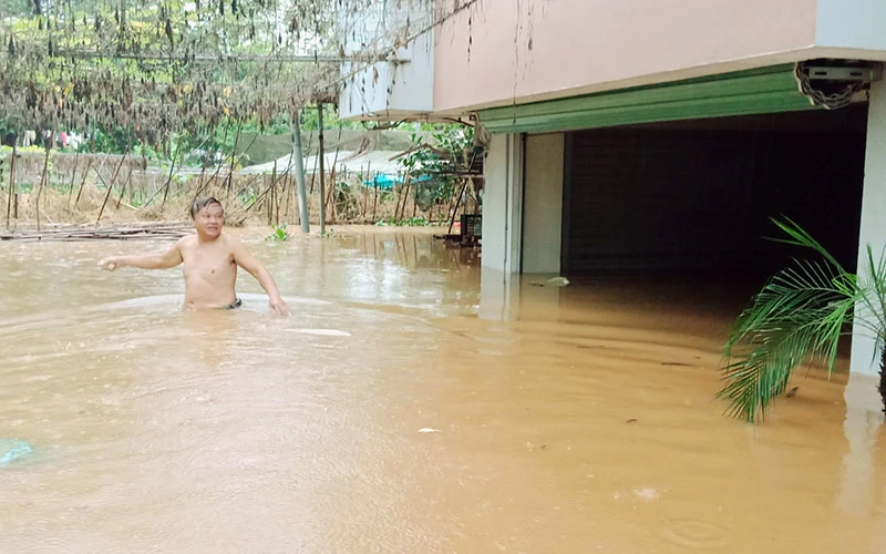 Nhiều hộ dân ở thành phố Hà Giang bị ngập sâu trong nước.