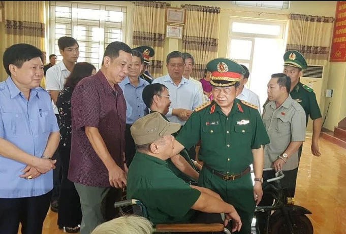 Phó Chủ tịch Quốc hội thăm hỏi và tặng quà thương, bệnh binh tại Trung tâm Điều dưỡng người có công tỉnh Phú Thọ.