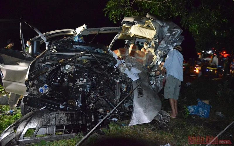 Xe khách biến dạng trong vụ tai nạn thảm khốc tại Bình Thuận làm tám người chết, bảy người bị thương, rạng sáng 21-7. (Ảnh: ĐÌNH CHÂU)