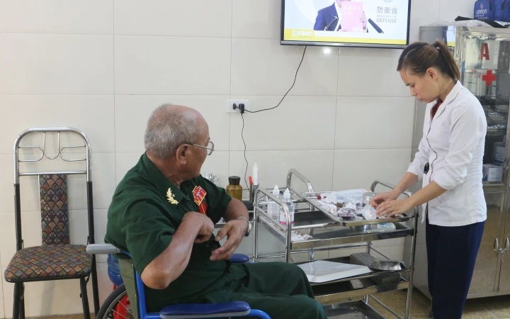 Chăm sóc thương, bệnh binh nặng tại Trung tâm điều dưỡng thương binh Duy Tiên.