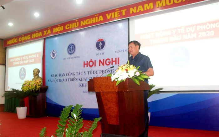 Thứ trưởng Y tế Đỗ Xuân Tuyên phát biểu chỉ đạo tại Hội nghị giao ban.