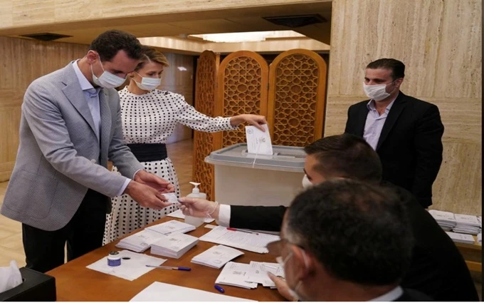 Tổng thống Bashar al-Assad và phu nhân Asma bỏ phiếu tại Damascus, ngày 19-7. (Ảnh: SANA)