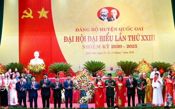 Đại diện MTTQ và các đoàn thể huyện Quốc Oai tặng hoa chúc mừng Đại hội.