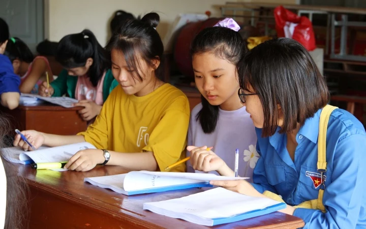 Các sinh viên tình nguyện hướng dẫn các em học bài.