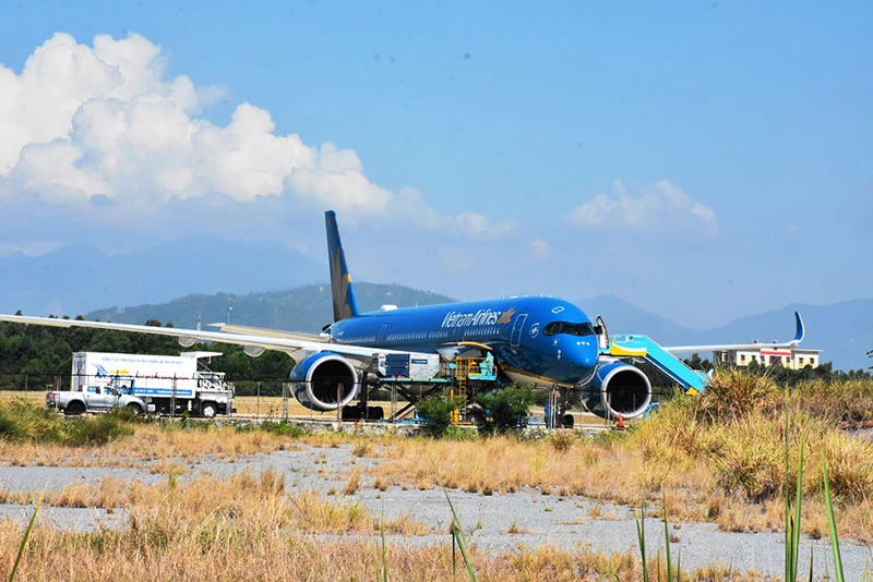 Máy bay VN68 hạ cánh an toàn tại Sân bay quốc tế Đà Nẵng sáng 22-7.