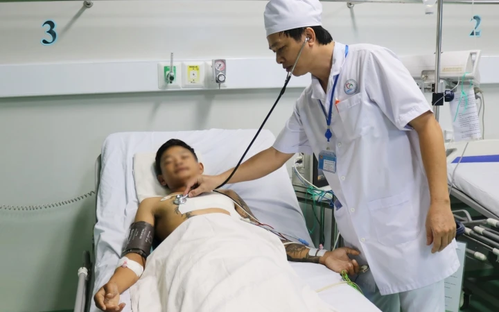 Bệnh nhân Dương Hải Cường đang được các bác sĩ theo dõi, điều trị đặc biệt sau ca phẫu thuật thành công .