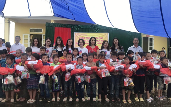 Trao quà tặng học sinh học giỏi có hoàn cảnh khó khăn của Trường tiểu học và THCS xã Pha Mu, huyện Than Uyên (Lai Châu).