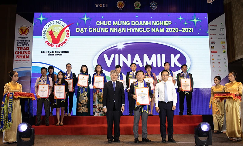  Giám đốc Đối ngoại Công ty Vinamilk Đỗ Thanh Tuấn, nhận giấy chứng nhận Hàng Việt Nam chất lượng cao lần thứ 24.