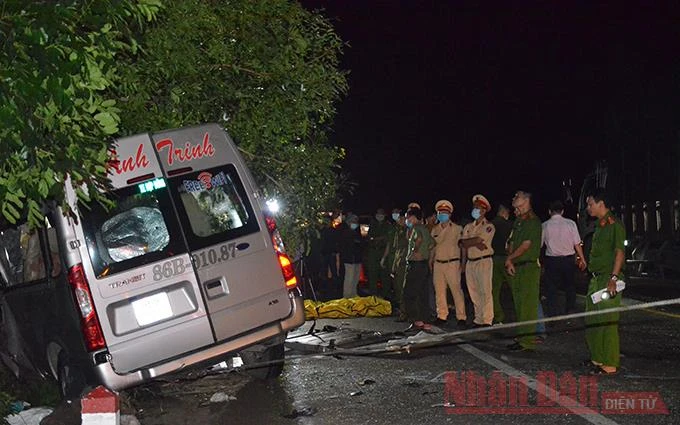 Hiện trường vụ tai nạn giao thông nghiêm trọng ở Bình Thuận rạng sáng ngày 21-7 (Ảnh: Đình Châu).