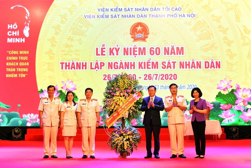 Bí thư Thành ủy Hà Nội Vương Đình Huệ chúc mừng Viện Kiểm sát nhân dân TP Hà Nội.