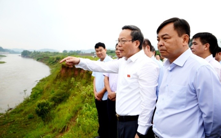 Phó Chủ tịch Quốc hội Phùng Quốc Hiển khảo sát nguồn nước sông Hồng ở xã Bản Qua, huyện Bát Xát, tỉnh Lào Cai.